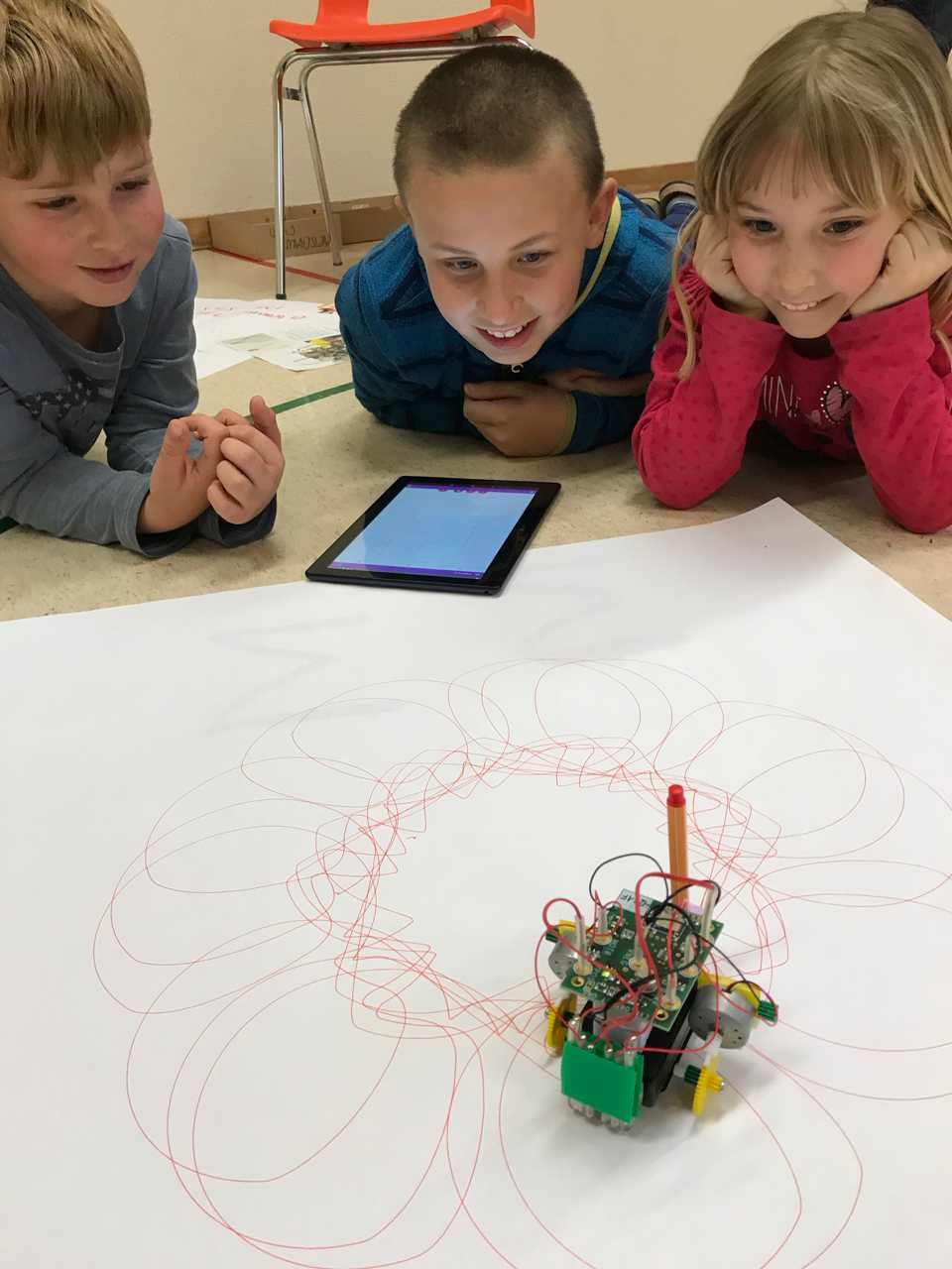 Bevor der Roboter fährt, wird ein Elektrolabor gebaut und grundlegendes Verständnis für Elektrik und Mechanik aufgebaut. Dann geht es an die Informatik.