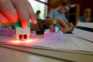 Schülerinnn und Schüler beim Ausprobieren der Materialien